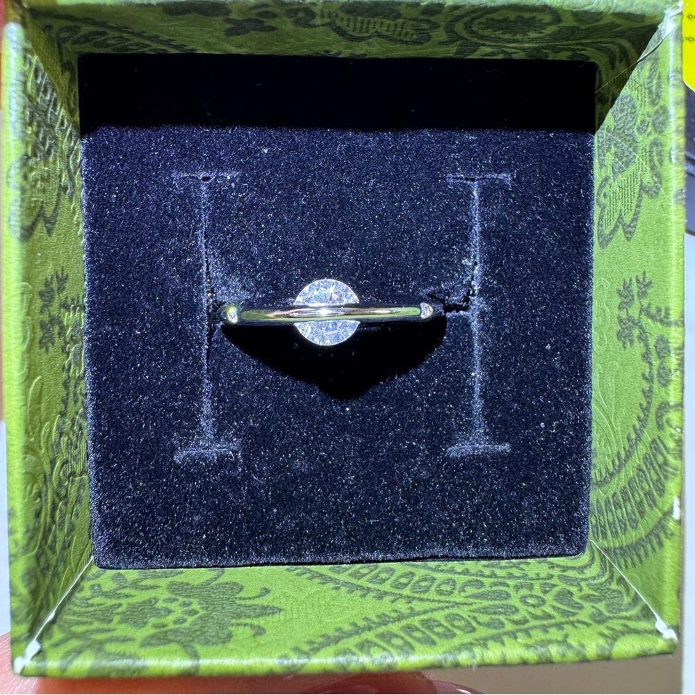 Elegant Silver Ring with Clear Gemstone